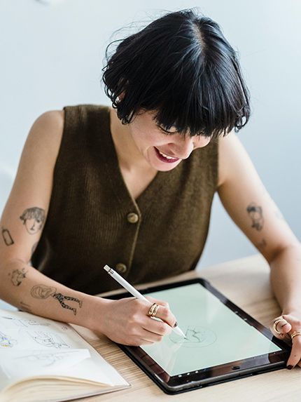 Female student drawing on the paper